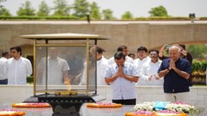 Mahatma Gandhi की समाधि पर जाकर केजरीवाल और मनीष सिसोदिया हुए नतमस्तक, सत्याग्रह के मार्ग पर डटे रहने की मांगी शक्ति