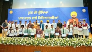 Bhagwant Mann ने मोहाली में JEE Mains पास 369 Students को सम्मानित किया, पढ़ाई में आगे बढ़ रहा पंजाब